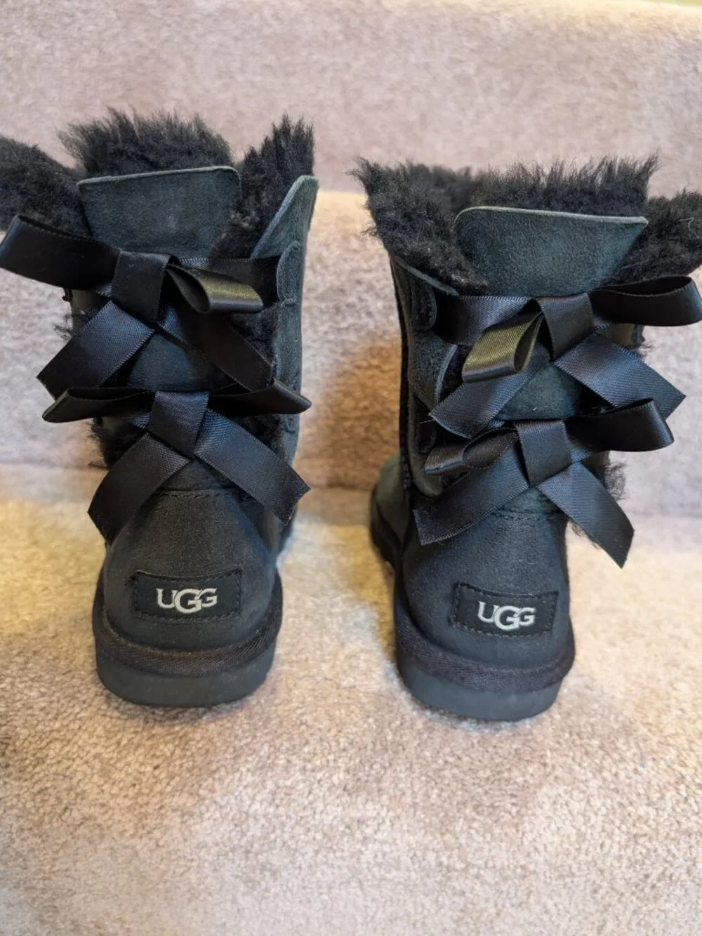 Ugg kids Bailey Bow II boot black suede sheepskin will lined kids size 3